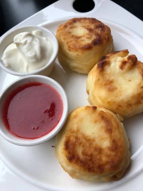 Ekşi kremalı ve reçelli leziz peynirli kekler.