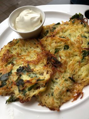 Patatesli krep, otlu ve ekşi kremalı.