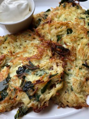 Patatesli krep, otlu ve ekşi kremalı.