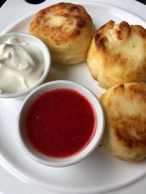 Ekşi kremalı ve reçelli leziz peynirli kekler.