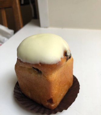 Beyaz kremalı Rom çöreği.