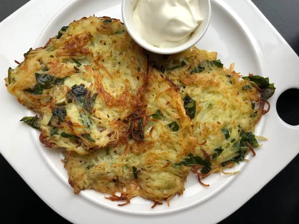 Panqueques Patata Con Hierbas Crema Agria —  Fotos de Stock