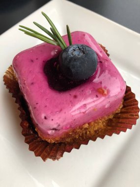 Yaban mersinli ve reçelli kremalı pasta.