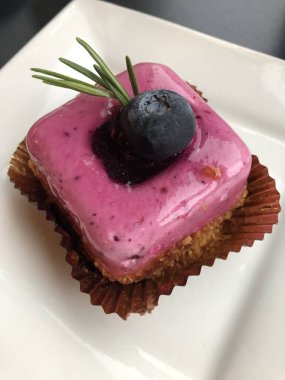 Yaban mersinli ve reçelli kremalı pasta.