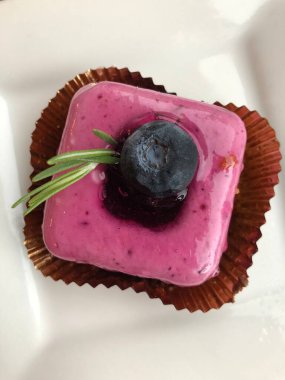 Yaban mersinli ve reçelli kremalı pasta.