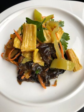 Kafede nefis sebze salatası