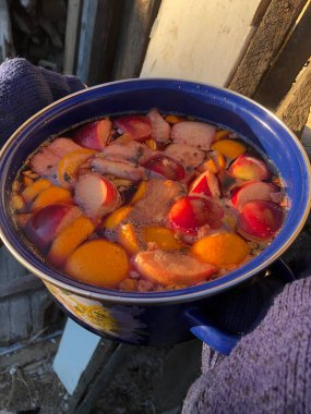 Masadaki kırmızı şaraptan sıcak şarap.