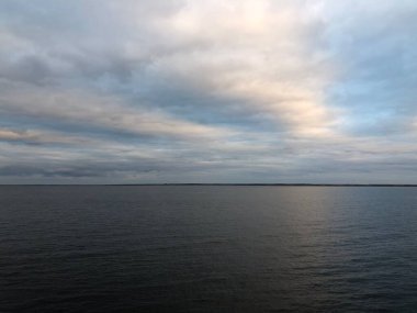 Gün batımında güzel nehir seti