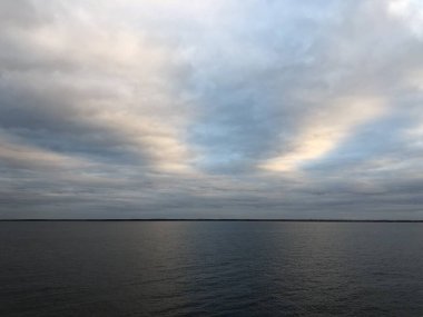 Gün batımında güzel nehir seti