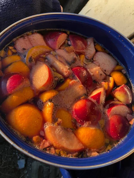 Masadaki kırmızı şaraptan sıcak şarap.