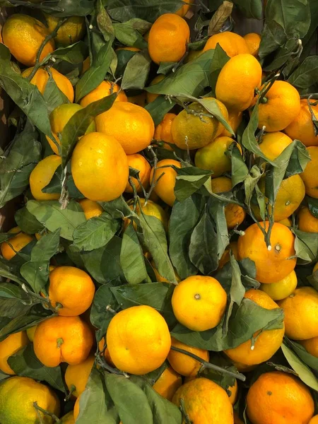 Markette yaprakları olan mandalinalar.