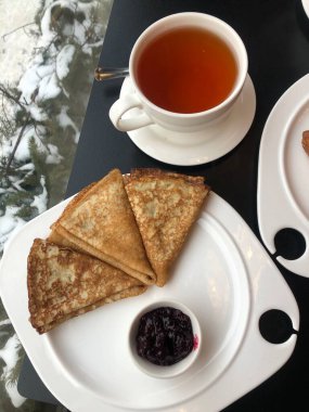 Reçelli çay ve krep.
