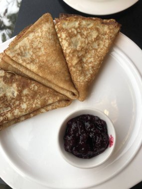 Reçelli çay ve krep.