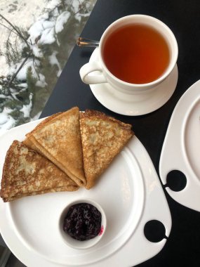 Reçelli çay ve krep.