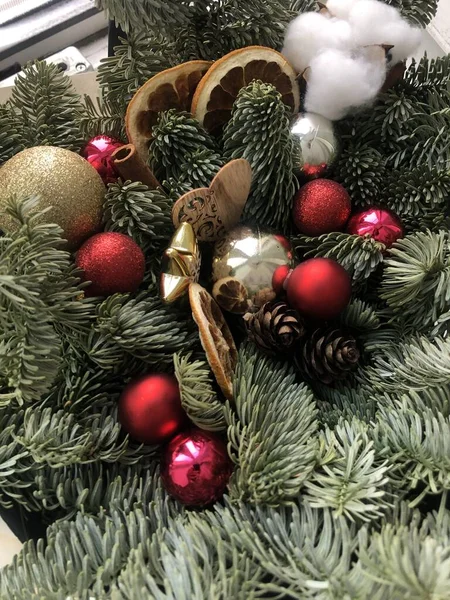 Schöne Weihnachtsbaumkomposition Mit Spielzeug — Stockfoto