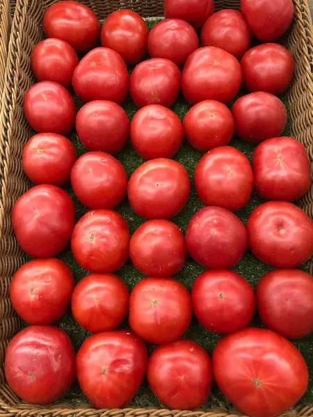 Ροζ Ντομάτες Στην Αγορά — Φωτογραφία Αρχείου