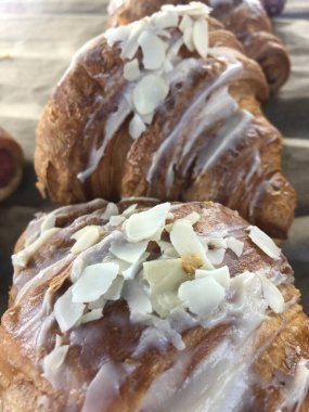 Vanilyalı ve bademli taze kruvasan.