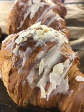 Vanilyalı ve bademli taze kruvasan.