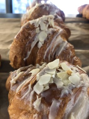 Vanilyalı ve bademli taze kruvasan.