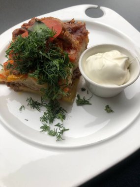 Et ve sebzeli lazanya.