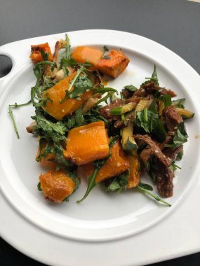 Soya soslu balkabağı ve roka salatası.