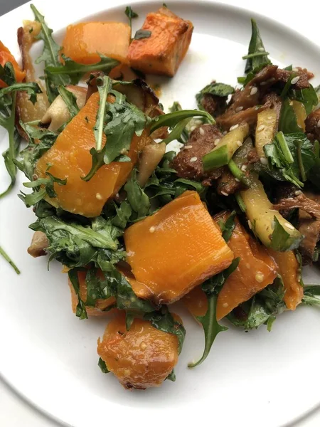 Soya soslu balkabağı ve roka salatası.