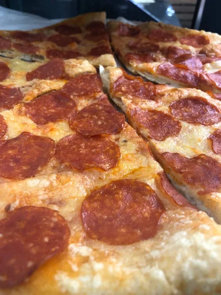 Läcker Pizza Med Pepperoniost Och Örter — Stockfoto