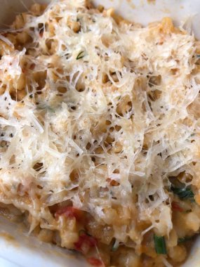 sebzeli ve peynirli risotto.