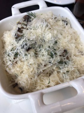 sebzeli ve peynirli risotto.