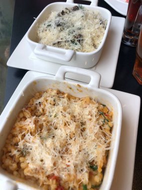 sebzeli ve peynirli risotto.