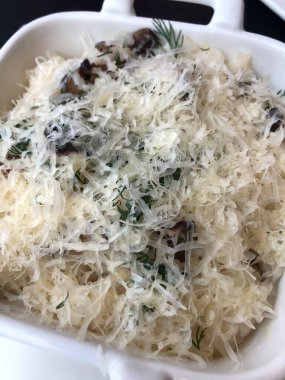 sebzeli ve peynirli risotto.