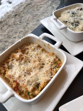 sebzeli ve peynirli risotto.