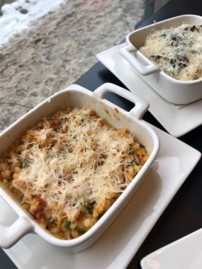 sebzeli ve peynirli risotto.