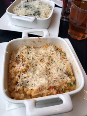 sebzeli ve peynirli risotto.