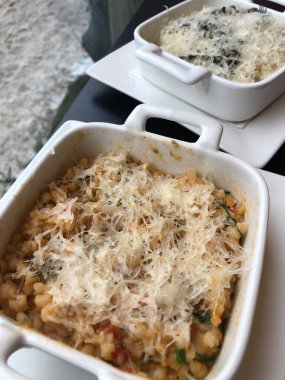 sebzeli ve peynirli risotto.