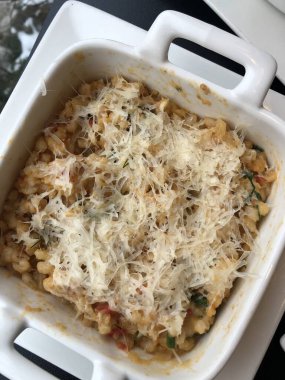 sebzeli ve peynirli risotto.