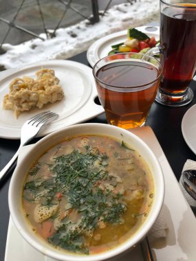 Salata ve çorbalı vejetaryen yemeği.