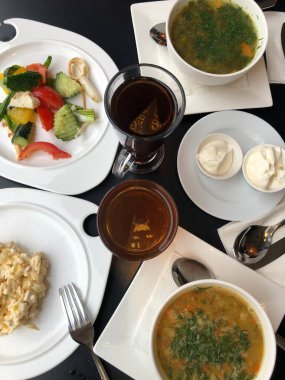 Salata ve çorbalı vejetaryen yemeği.