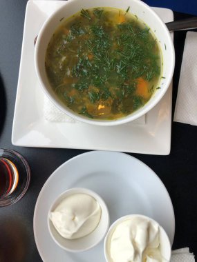 Salata ve çorbalı vejetaryen yemeği.