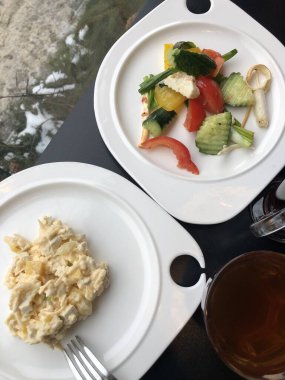 Sebze ve peynirli vejetaryen salatası.