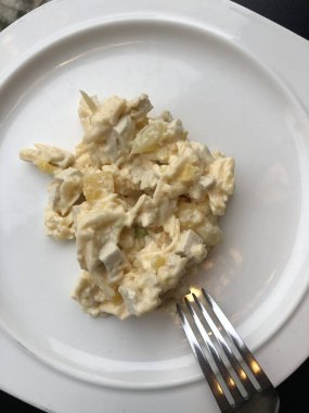 Tavuk peynirli ve ananaslı salata.