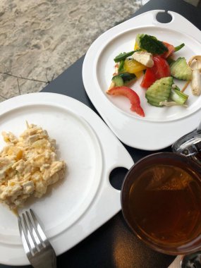 Sebze ve peynirli vejetaryen salatası.