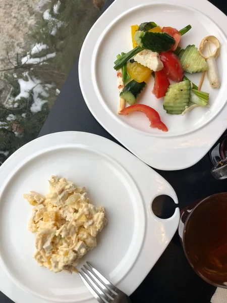 Sebze ve peynirli vejetaryen salatası.