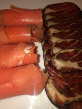 Tütsülenmiş somon ve kurutulmuş et tabakta