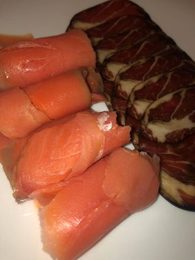 Tütsülenmiş somon ve kurutulmuş et tabakta