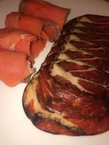 烟熏鲑鱼和烤肉放在盘子里 — 图库照片