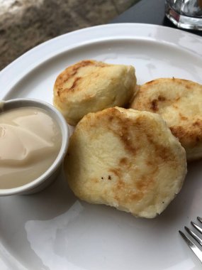 Vanilyalı taze peynirli kekler.