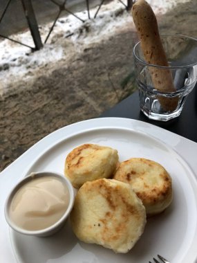 Vanilyalı taze peynirli kekler.