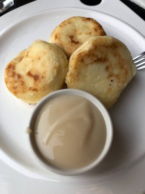 Vanilyalı taze peynirli kekler.