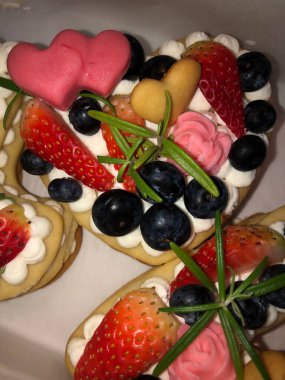 Sevgililer Günü için böğürtlenli ve vanilyalı lezzetli pastalar.